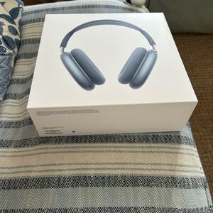 Apple AirPods Max in Blue